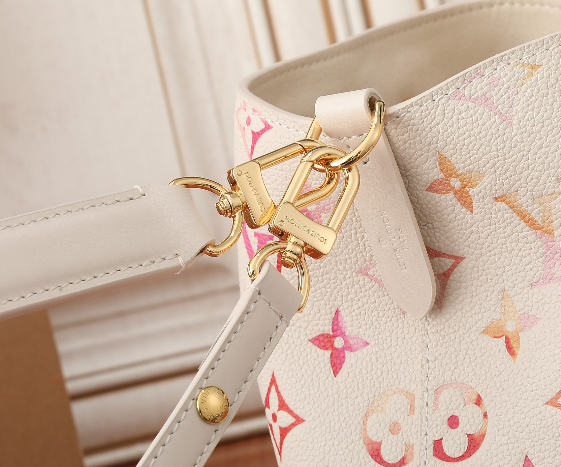 LV Néonoé BB M24649 7.9 x 7.9 x 5.1 in