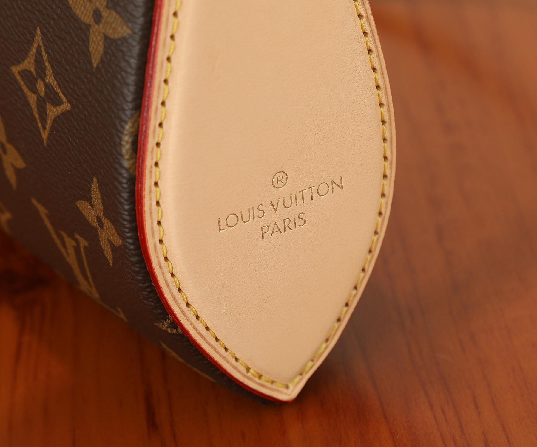 LV Pochette Tirette M12859  8.7 x 4.7 x 2.2 in