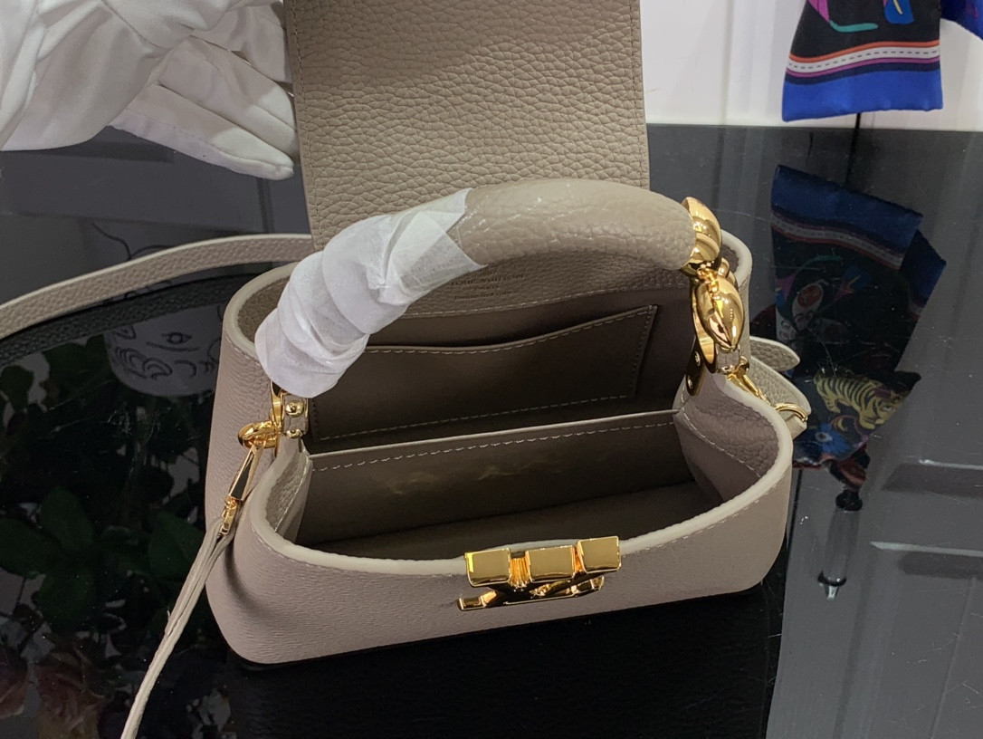 LV Capucines Mini M48861 8.3 x 5.5 x 3.1 inches