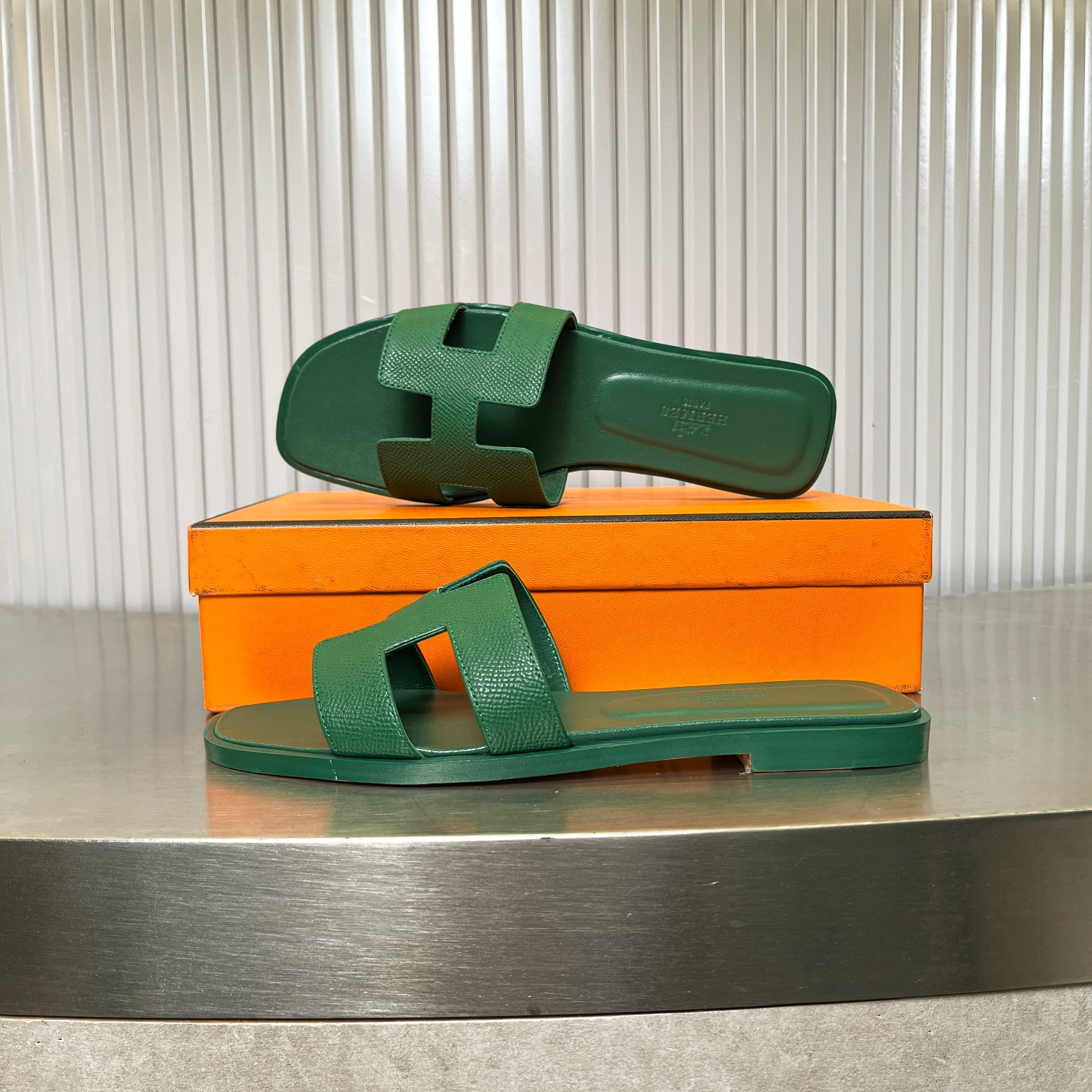UA H**me5 Oran sandal