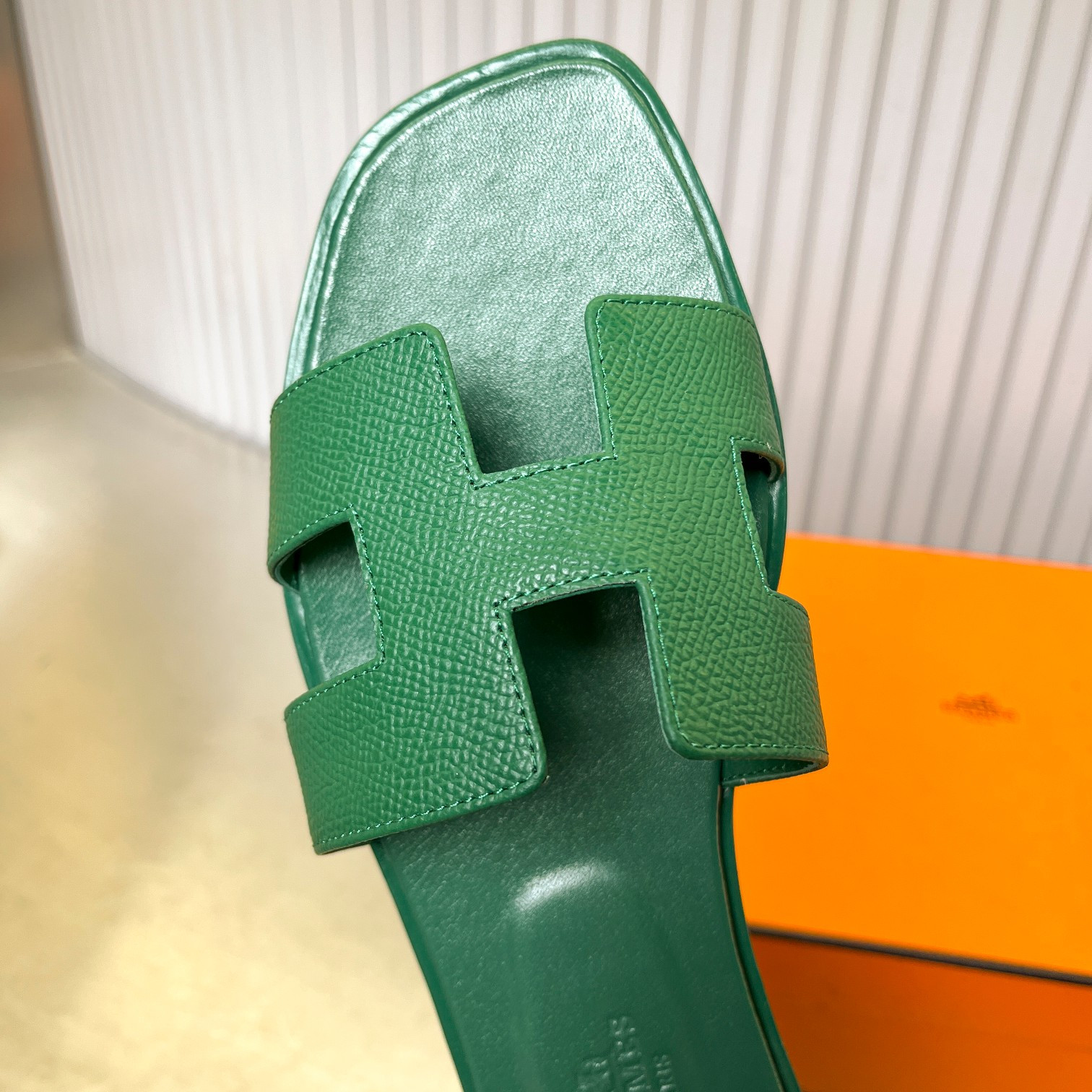 UA H**me5 Oran sandal