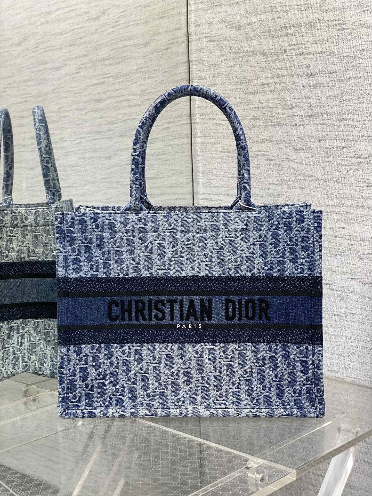 medium d10r book tote blue De*1m d10r oblique jacquard 36 x 27.5 x 16.5 cm