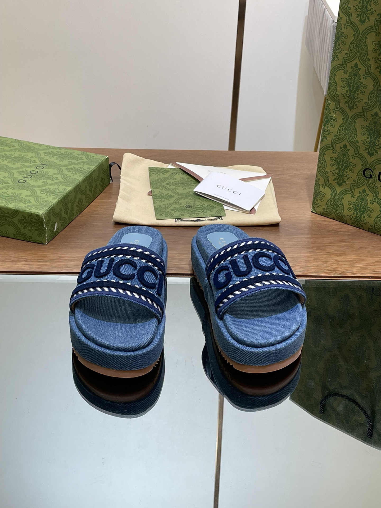 UA Gvc*1 SLIDE SANDAL WITH Gvc*1 SCRIPT