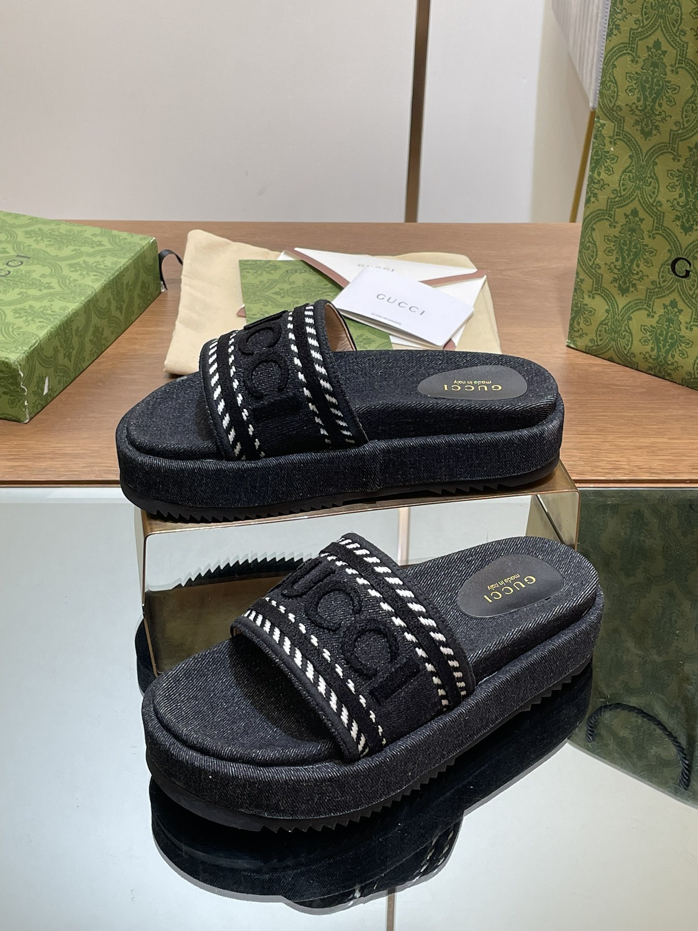 UA Gvc*1 SLIDE SANDAL WITH Gvc*1 SCRIPT