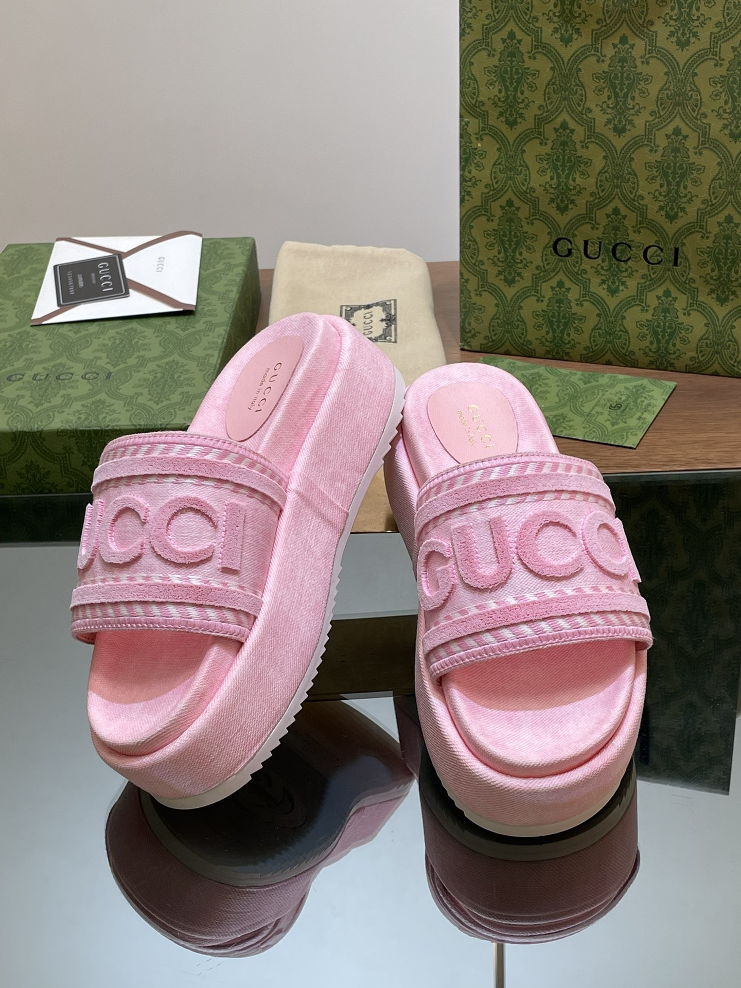 UA Gvc*1 SLIDE SANDAL WITH Gvc*1 SCRIPT