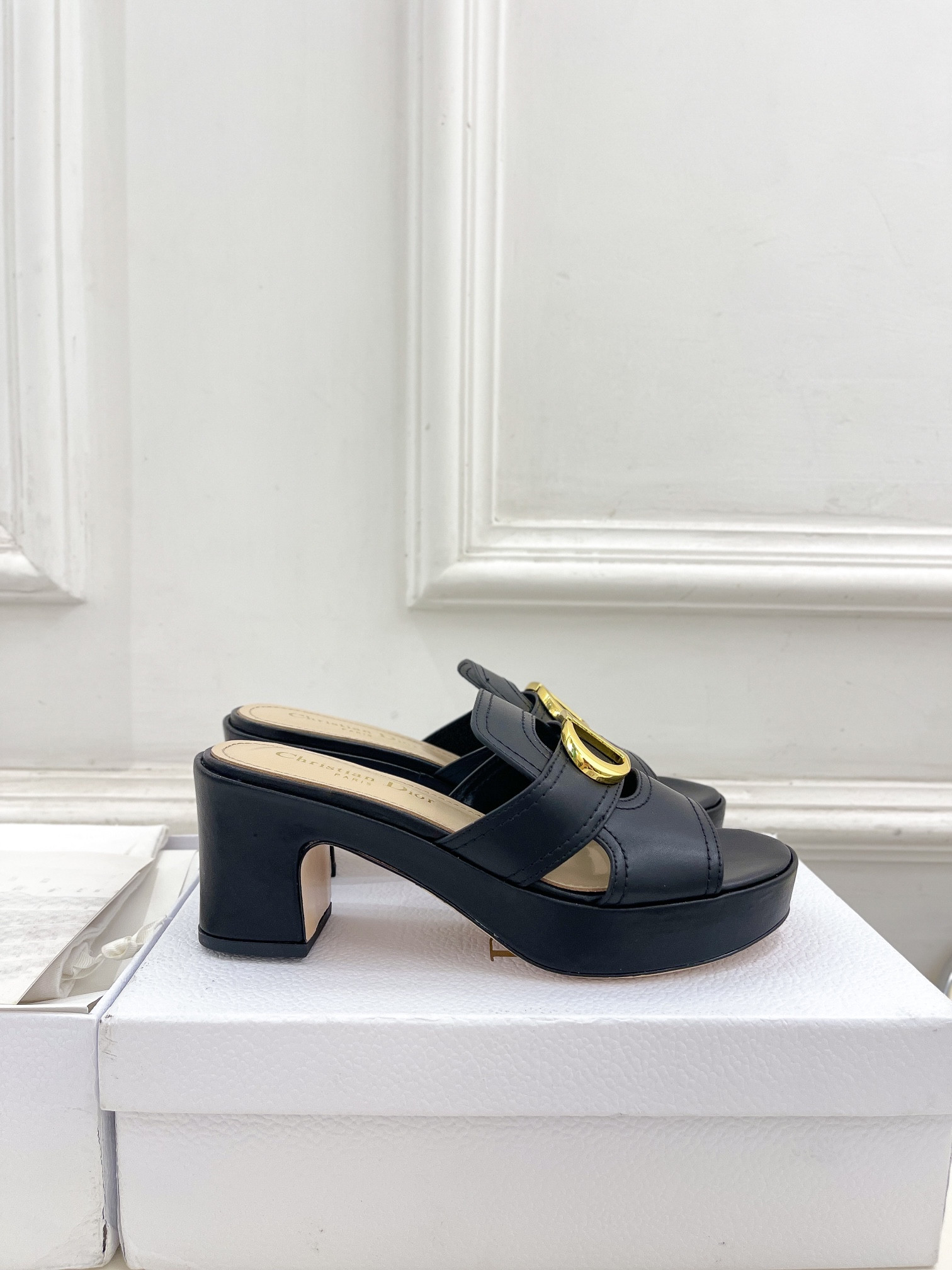 UA D10r 30 Montaigne Platform Slide
