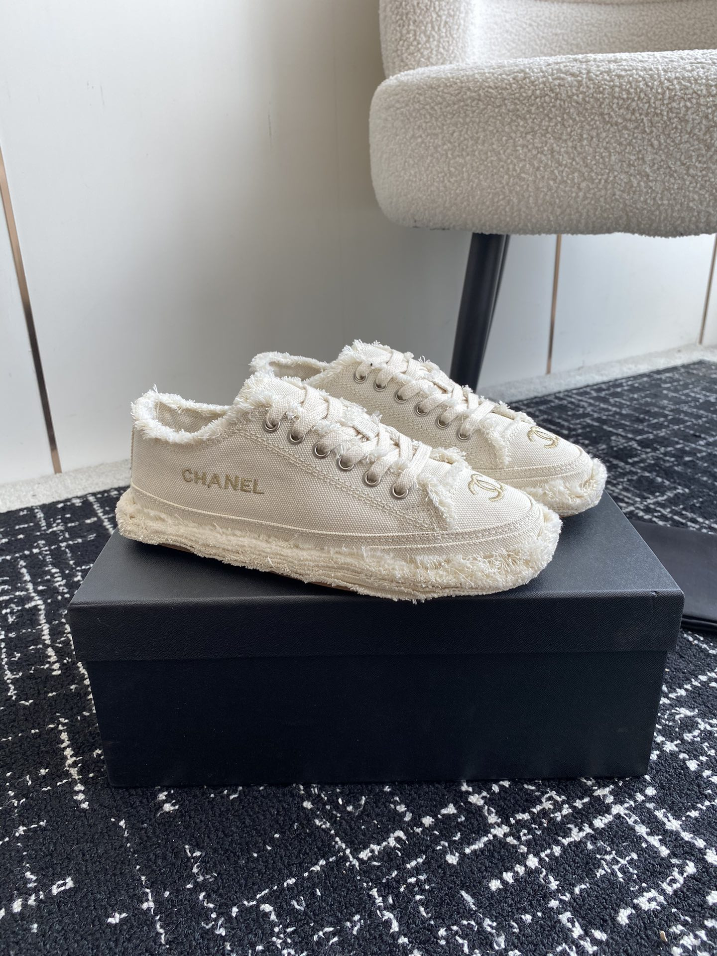 UA Ch**el SNEAKER