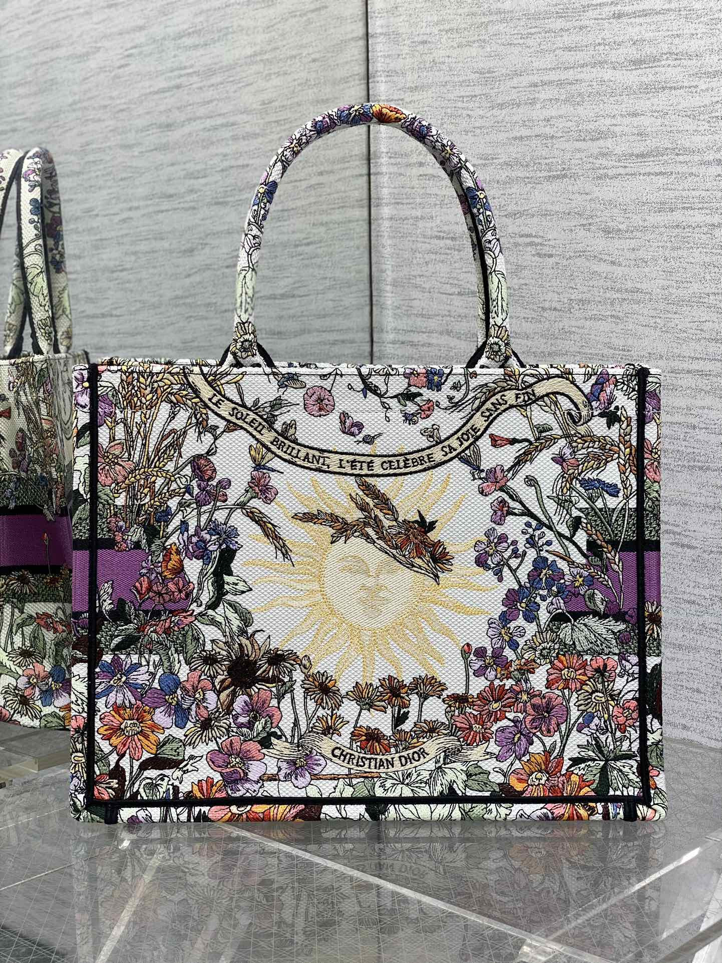 Medium D10r Book Tote  Ecru Multicolor D10r 4 Saisons Été Soleil Embroidery 36 x 27.5 x 16.5 cm