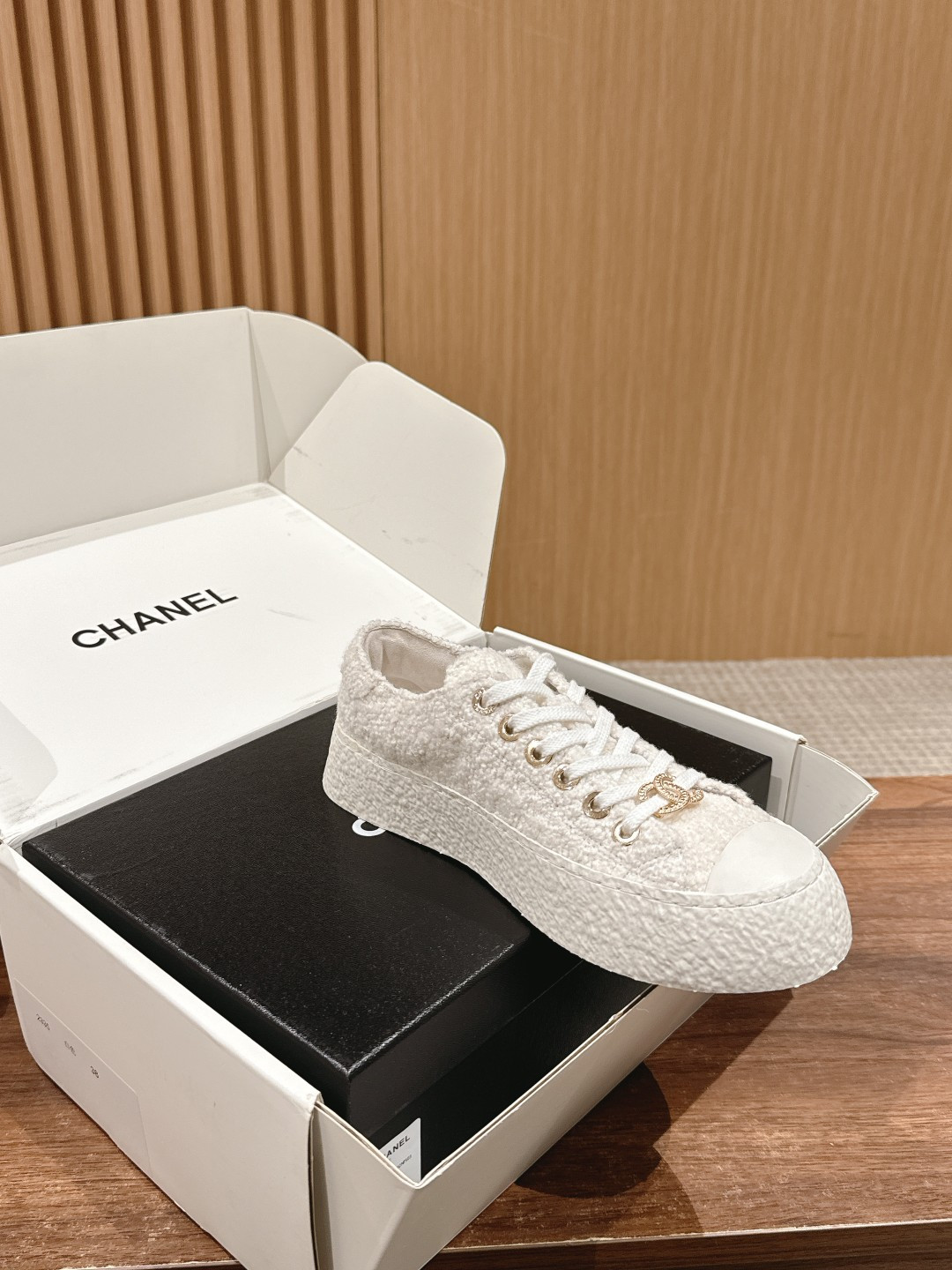 UA Ch**el SNEAKER