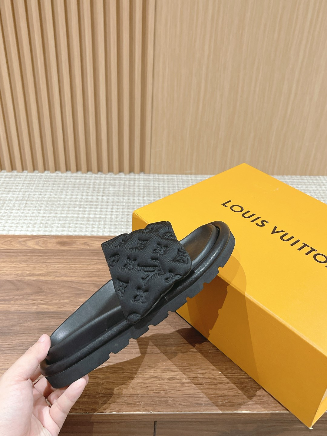 UA LV Pool Pillow Flat Comfort Mule