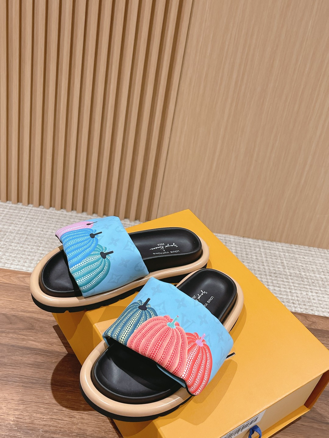 UA LV Pool Pillow Flat Comfort Mule