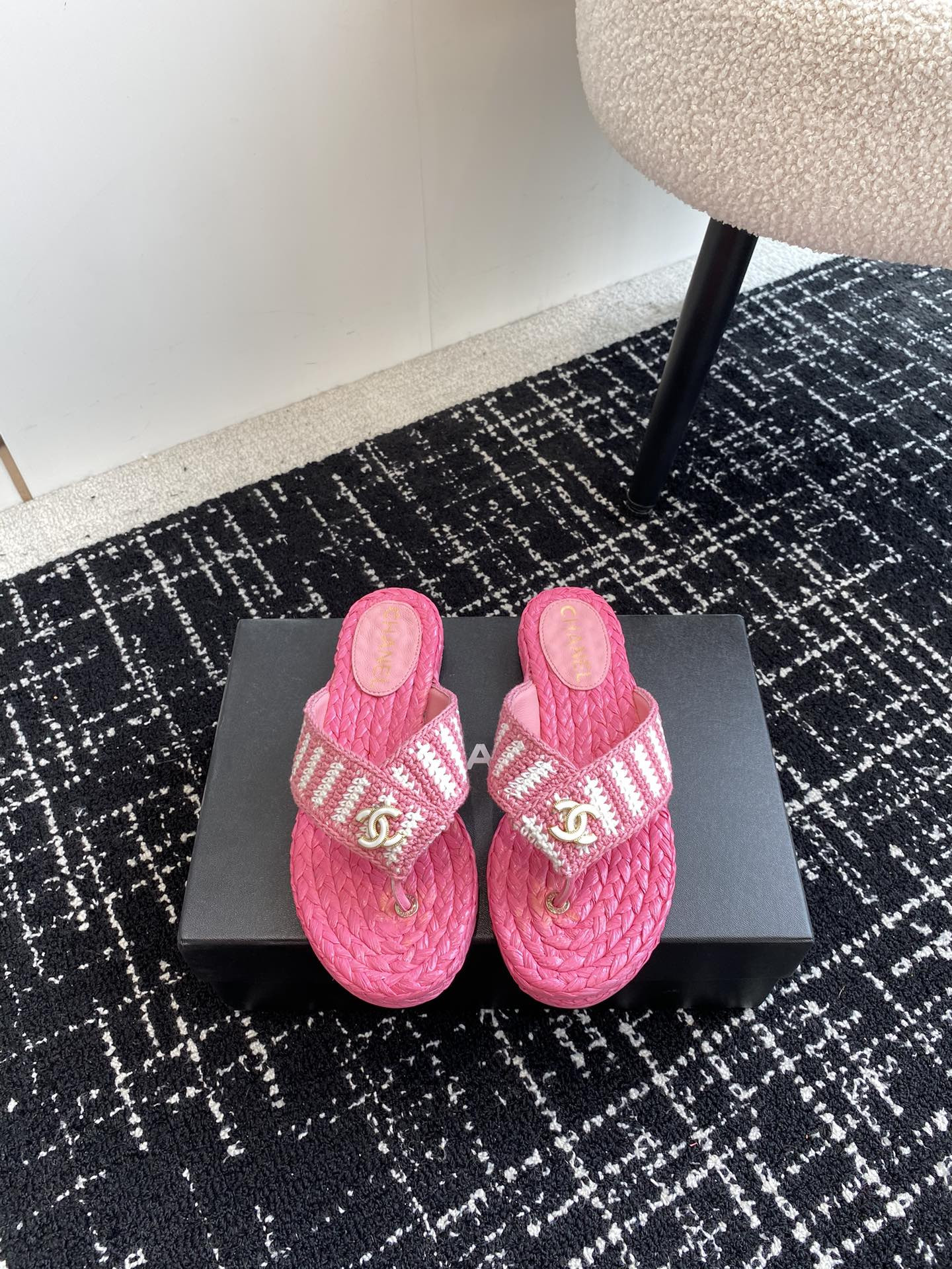 UA Ch**el THONGS SLIDES
