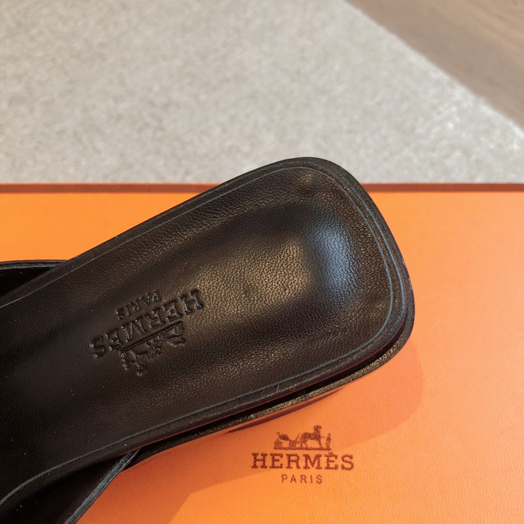 UA H**me5 Isle sandal