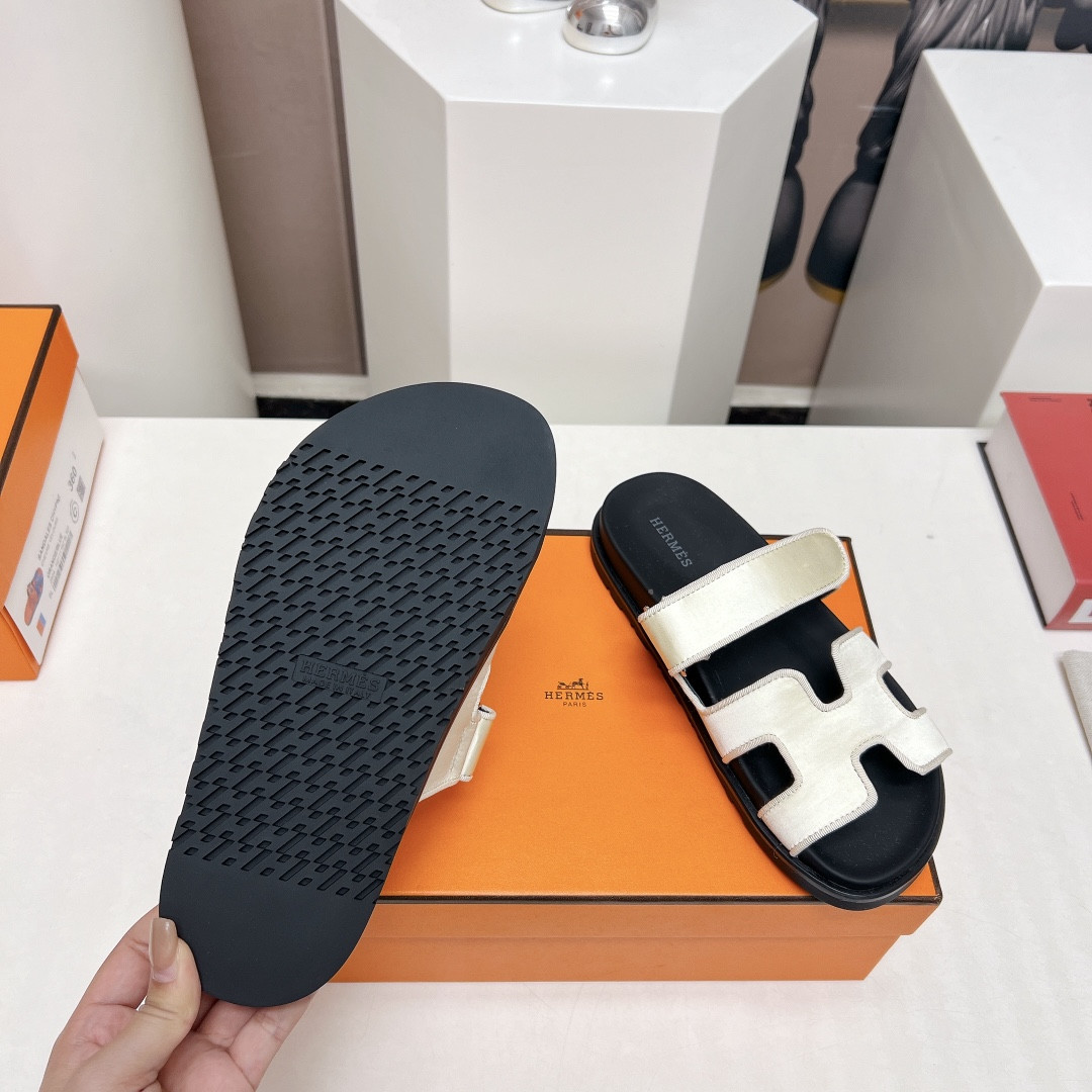 UA H**me5 Chypre sandal
