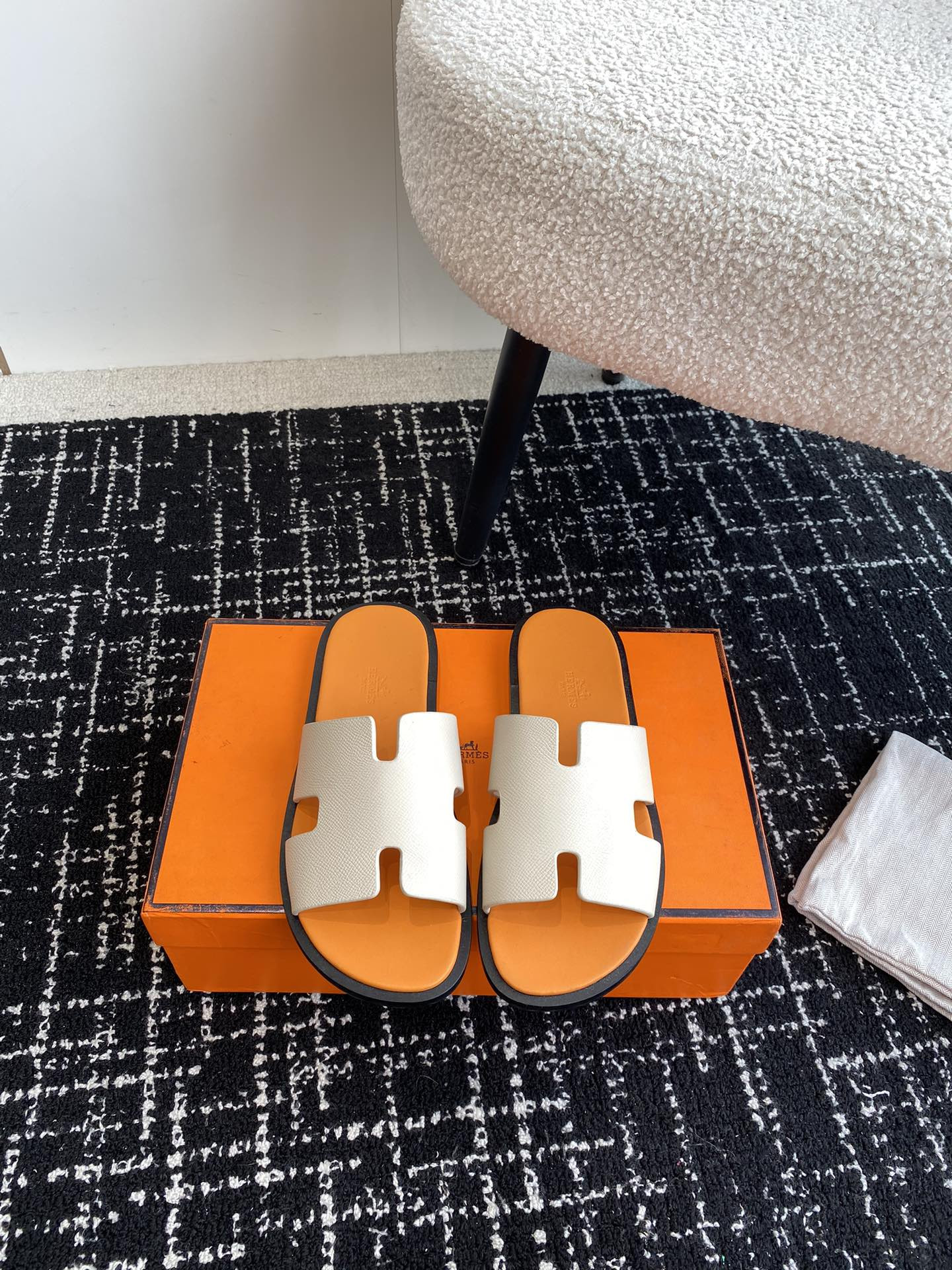 UA H**me5 Izmir sandal