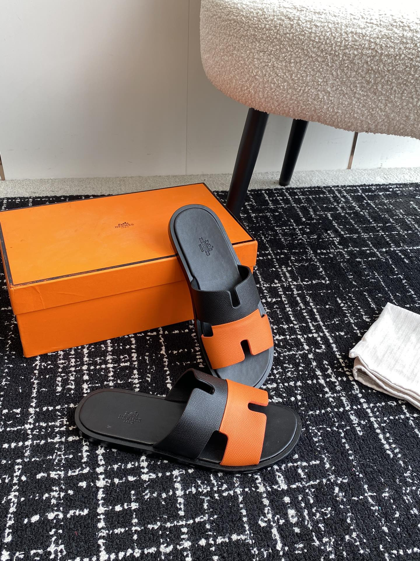 UA H**me5 Izmir sandal