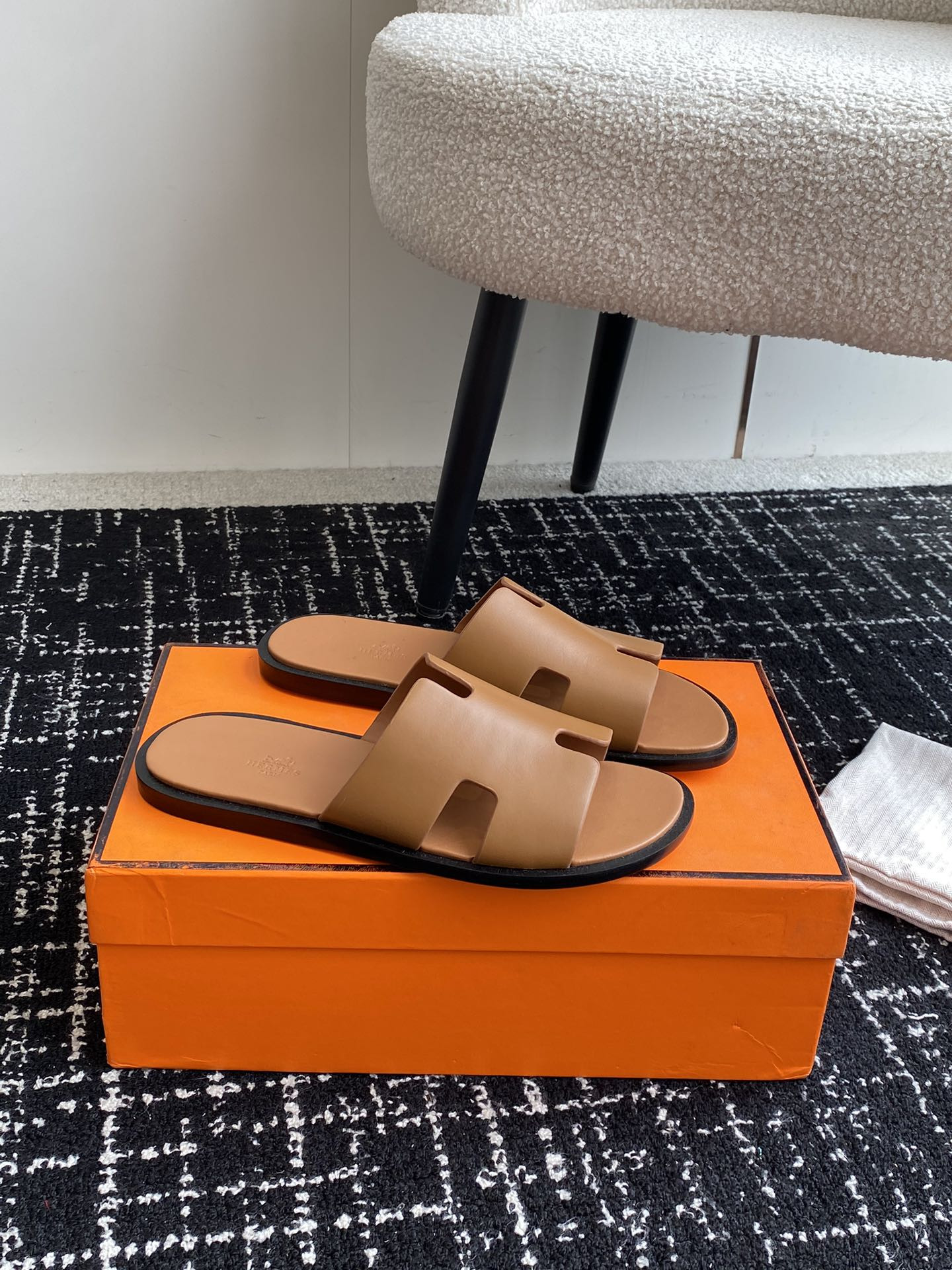 UA H**me5 Izmir sandal
