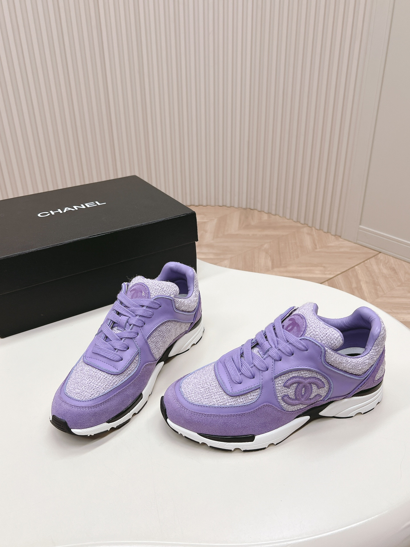 UA Ch**el SNEAKER