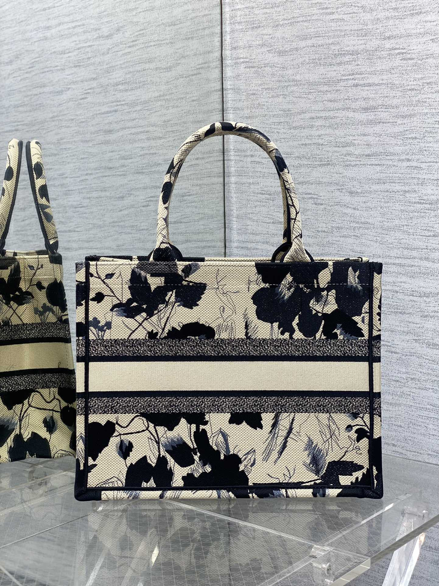 D10r Tote 36 x 18 x 28cm
