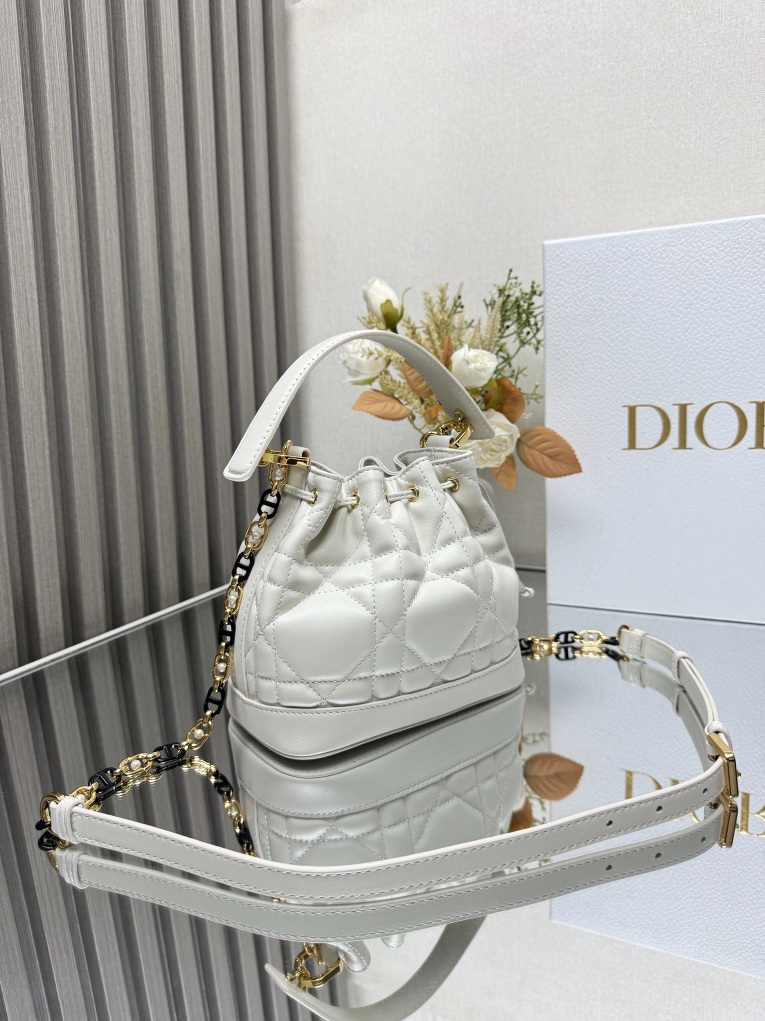 Small D10r Jolie Bucket Bag 17 x 16 x 10.5 cm