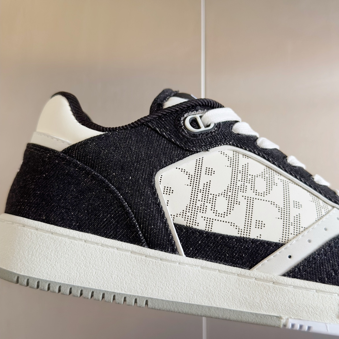 UA D10r B27 Sneaker