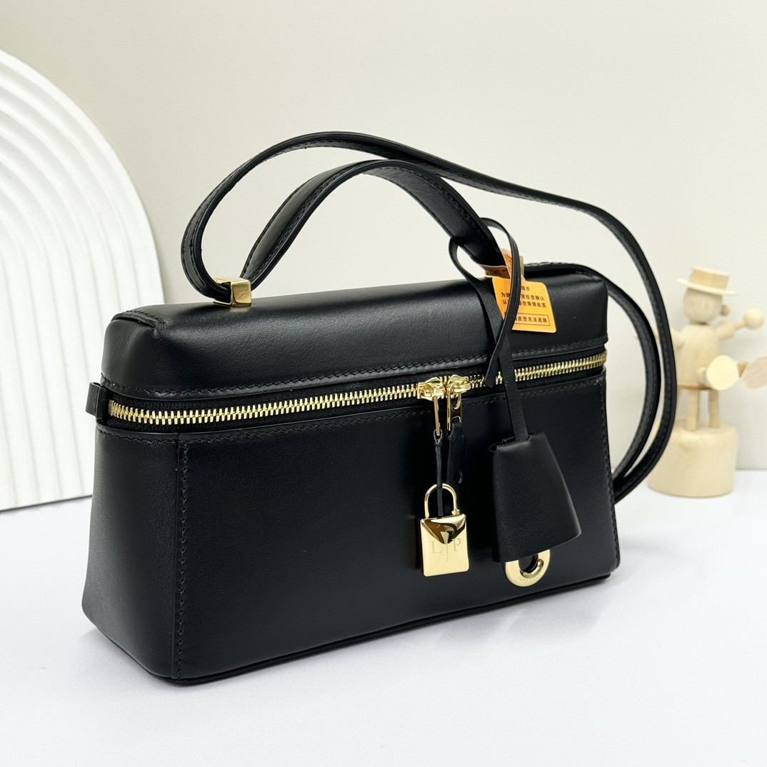 L0r0 P1ana extra pocket l23 smooth calfskin 23 x 12 x 7 cm