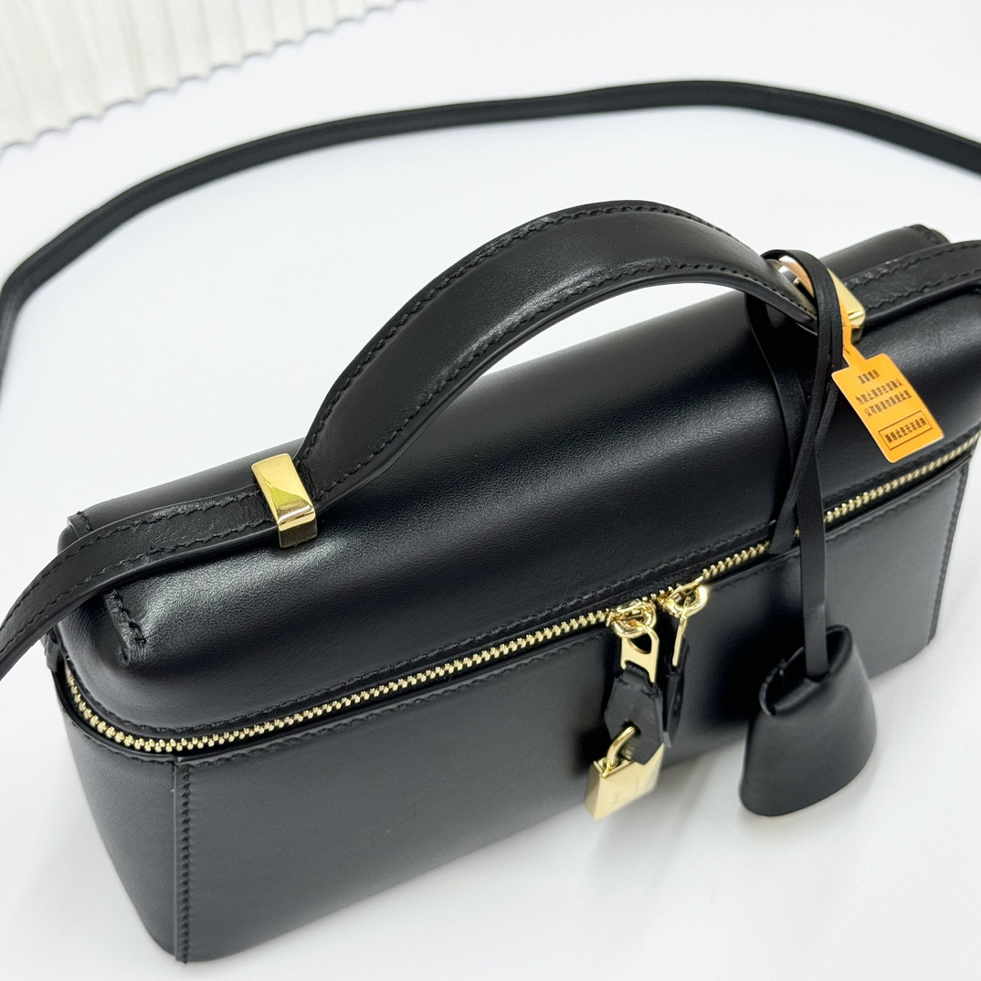 L0r0 P1ana extra pocket l23 smooth calfskin 23 x 12 x 7 cm