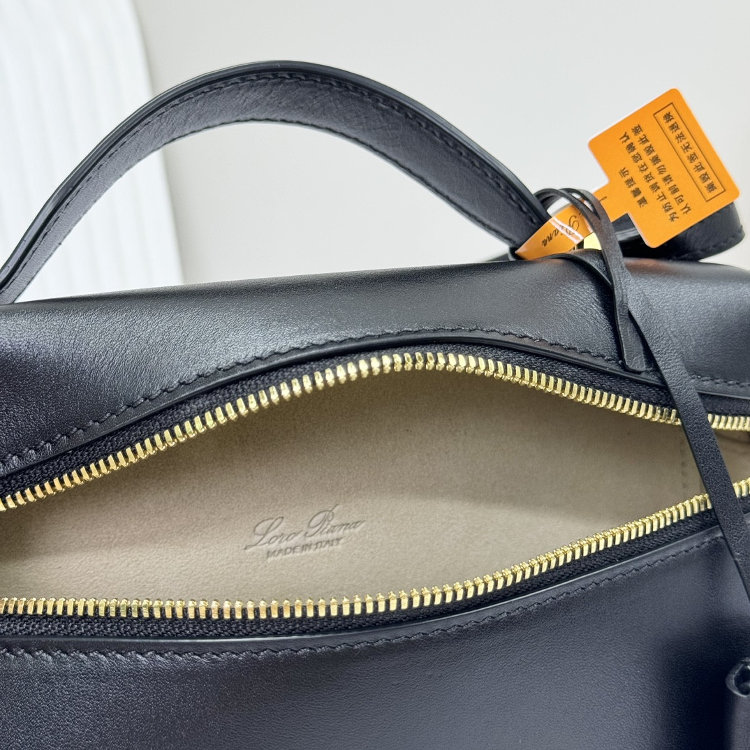 L0r0 P1ana extra pocket l23 smooth calfskin 23 x 12 x 7 cm