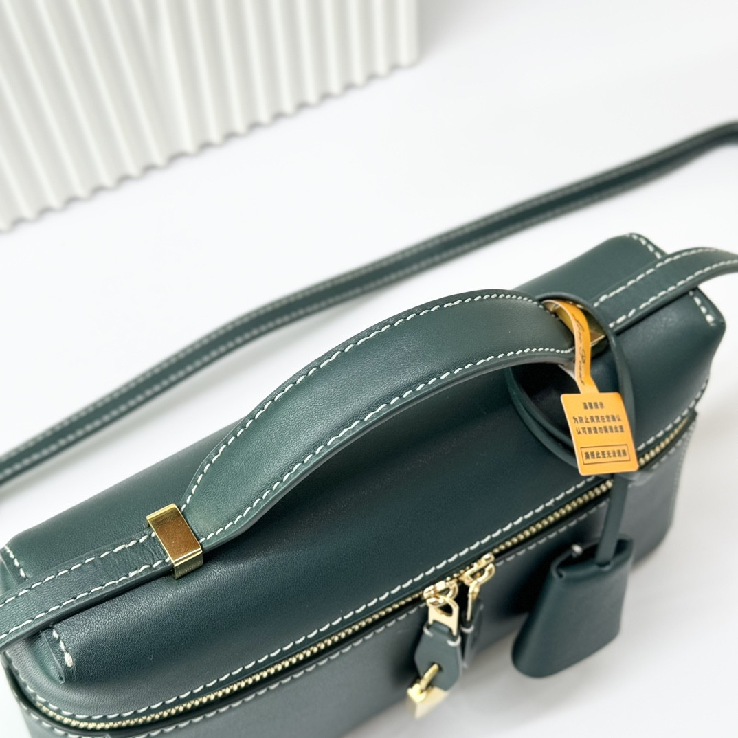 L0r0 P1ana Extra Pocket L19 Smooth Calfskin 11 x 19 x 6.5 cm