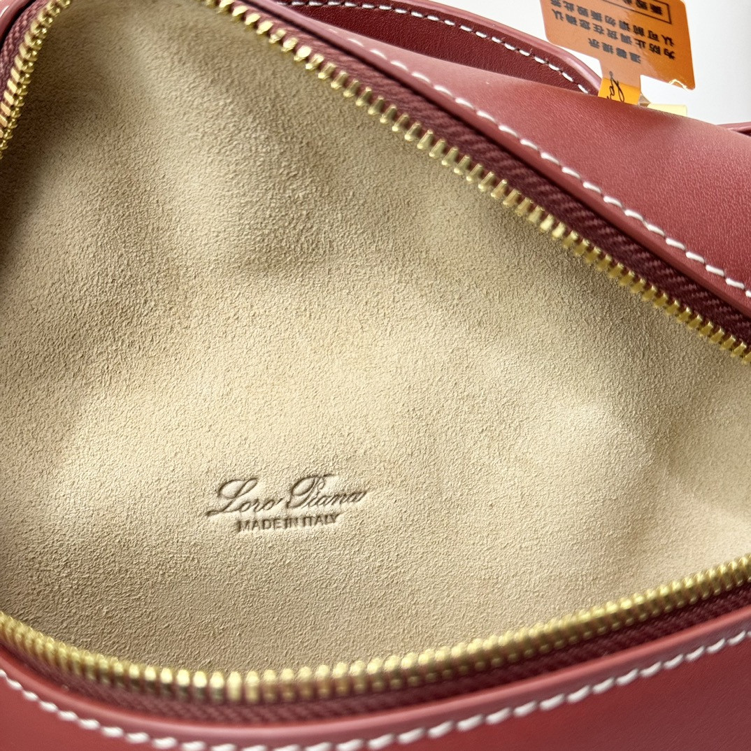 L0r0 P1ana Extra Pocket L19 Smooth Calfskin 11 x 19 x 6.5 cm