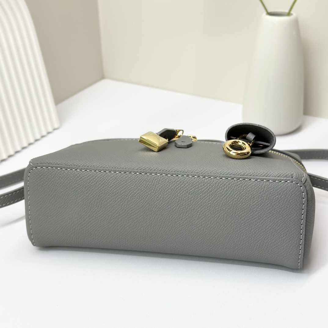 L0r0 P1ana Extra Pocket L19 Grained Calfskin 11 x 19 x 6.5 cm