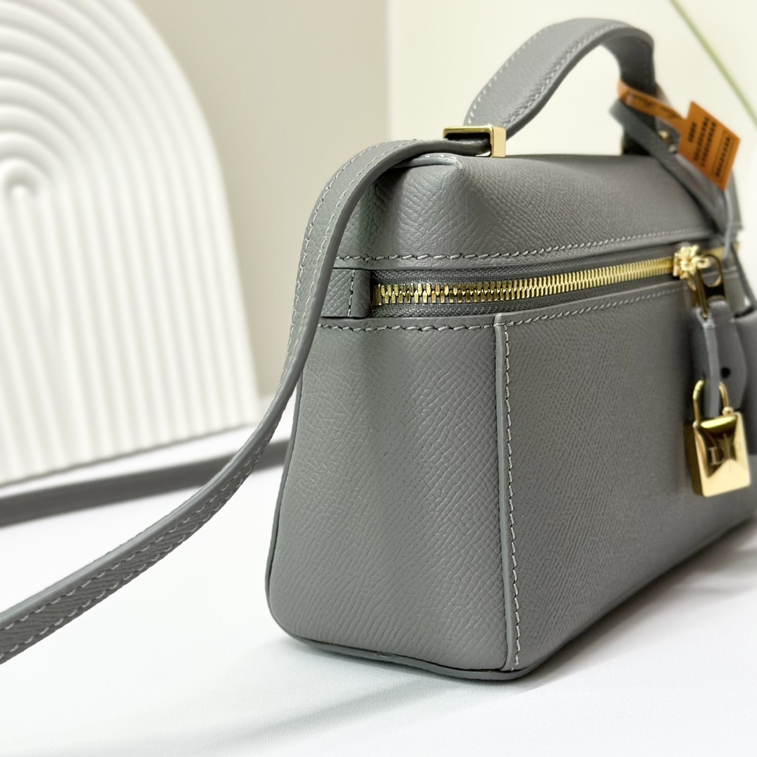 L0r0 P1ana Extra Pocket L19 Grained Calfskin 11 x 19 x 6.5 cm