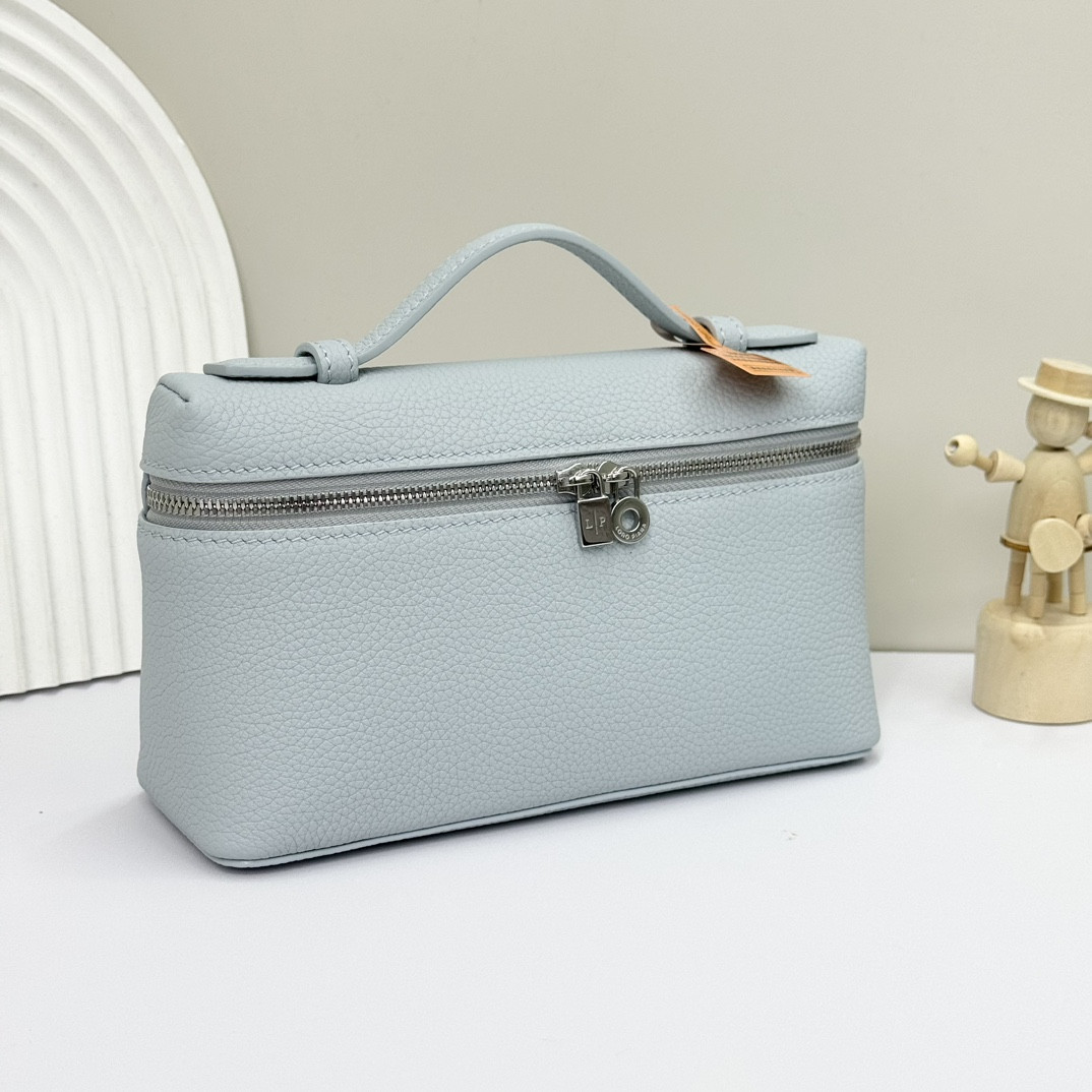 L0r0 P1ana Extra Pocket L19 Grained Calfskin 11 x 19 x 6.5 cm
