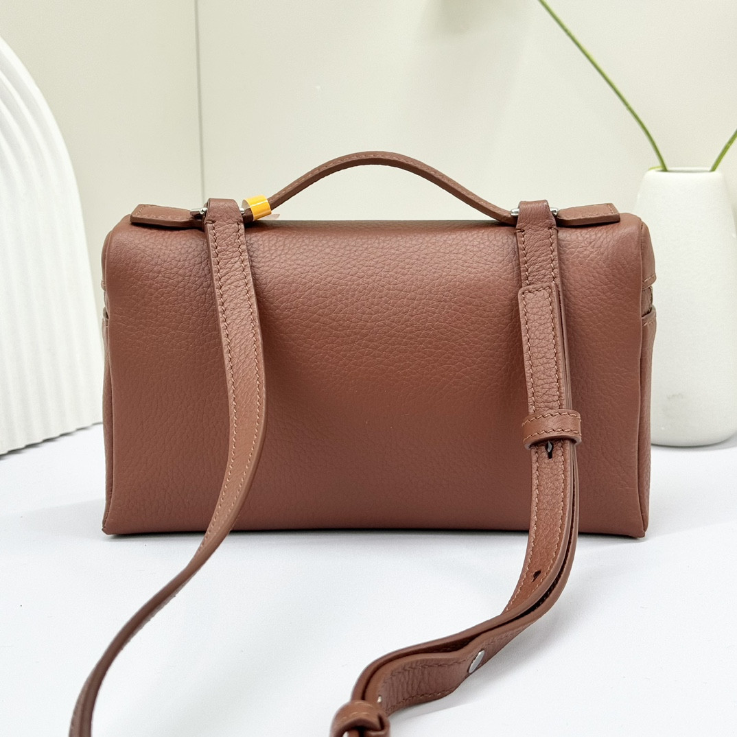 L0r0 P1ana Extra Pocket L19 Grained Calfskin 11 x 19 x 6.5 cm