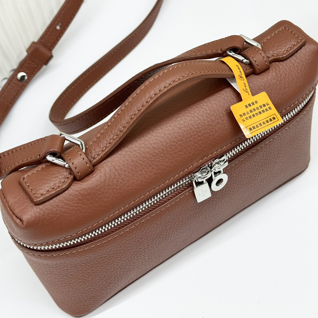 L0r0 P1ana Extra Pocket L19 Grained Calfskin 11 x 19 x 6.5 cm