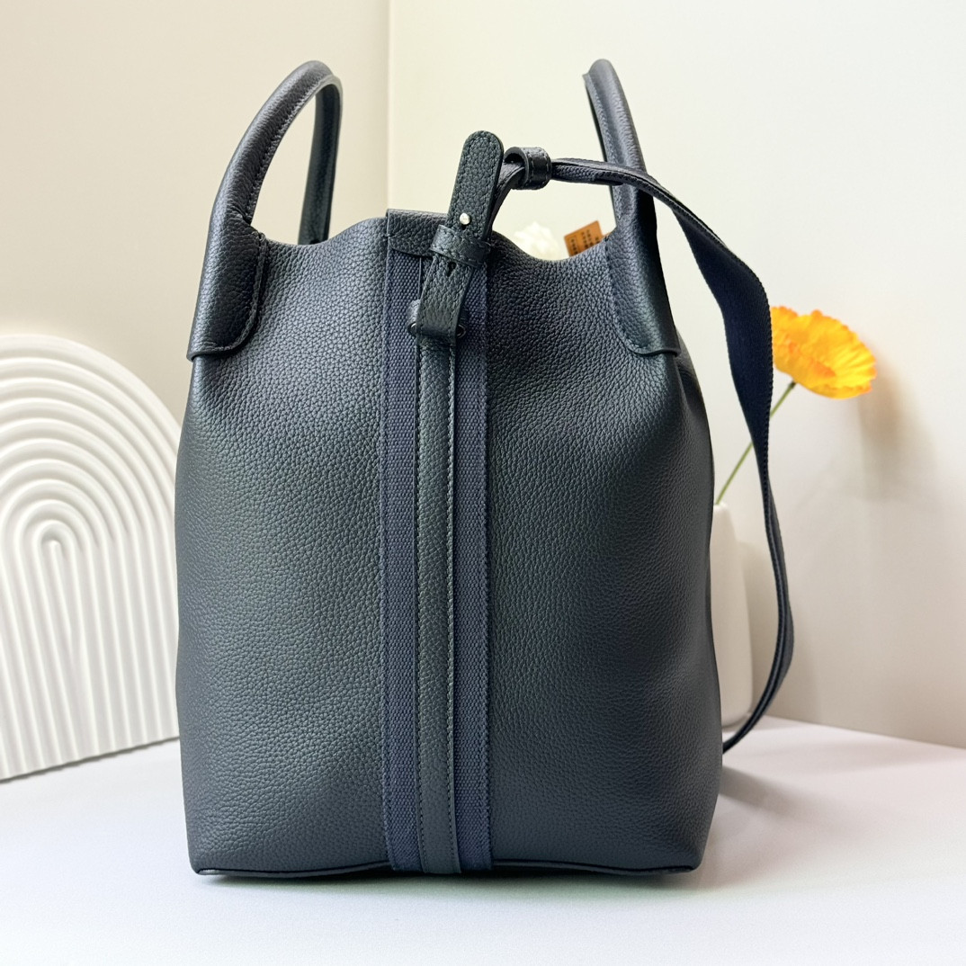 L0r0 P1ana Large Bale Bag Grained Calfskin 24 x 20 x 27 cm