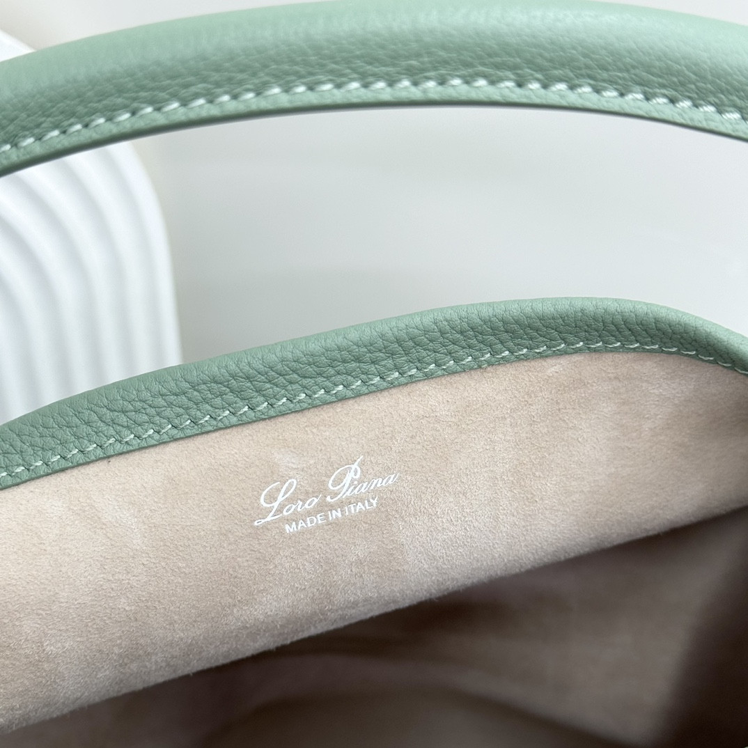 L0r0 P1ana Large Bale Bag Grained Calfskin 24 x 20 x 27 cm