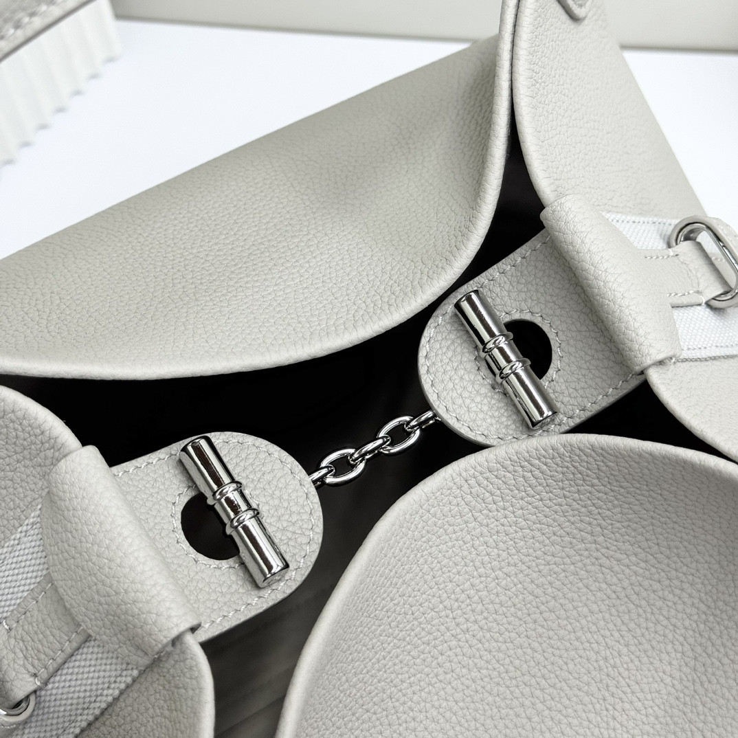L0r0 P1ana Large Bale Bag Grained Calfskin 24 x 20 x 27 cm