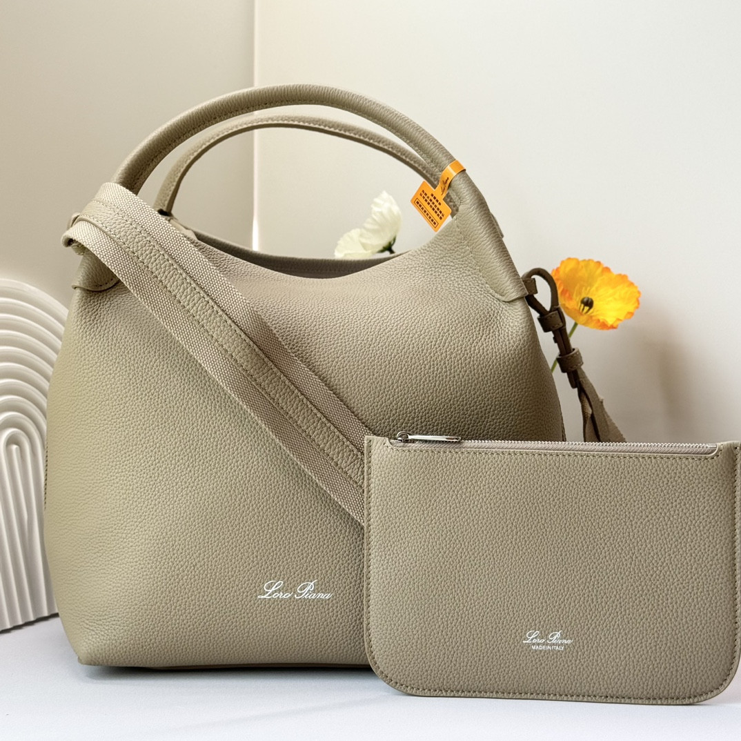 L0r0 P1ana Large Bale Bag Grained Calfskin 24 x 20 x 27 cm
