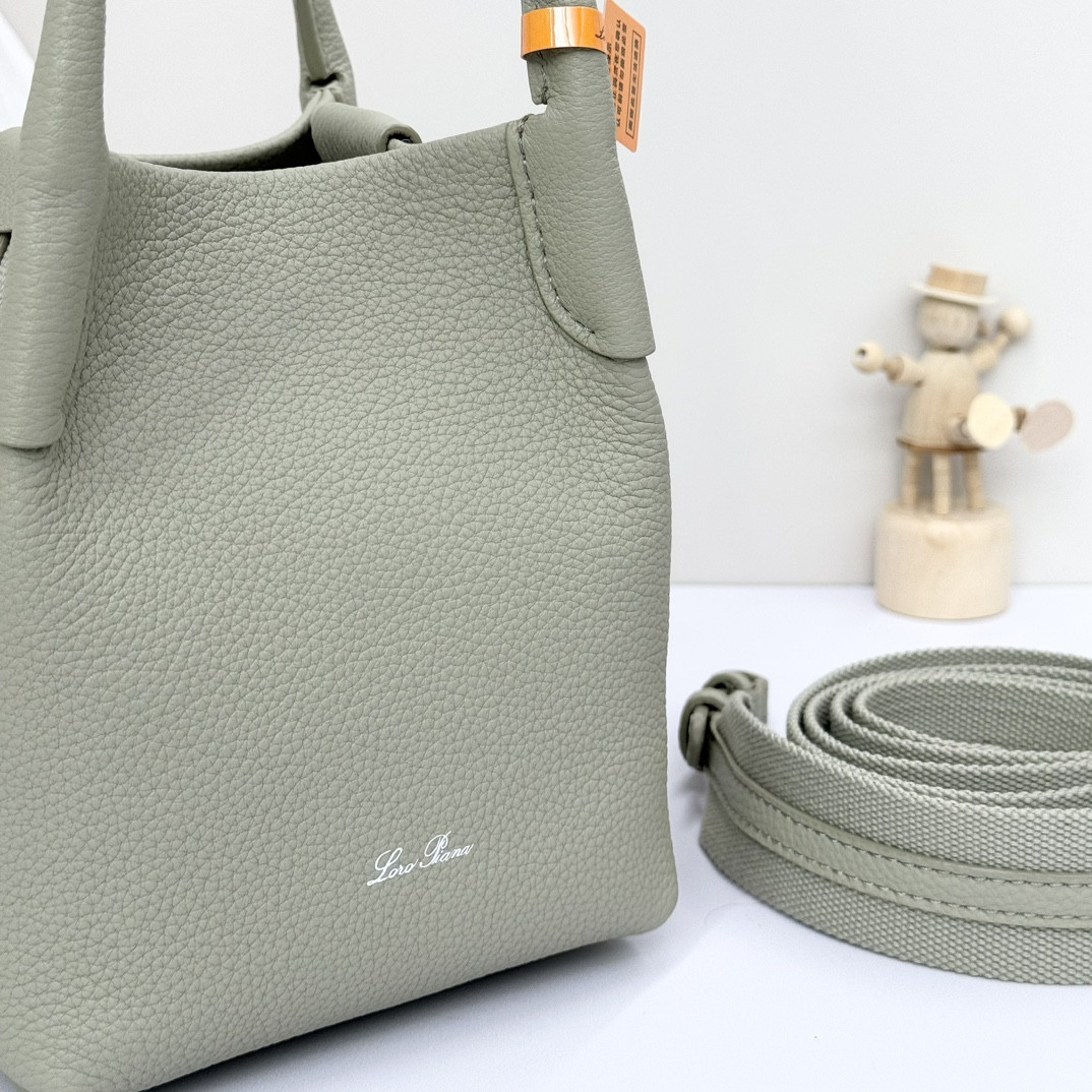 L0r0 P1ana Micro Bale bag Grained Calfskin 23 x 16 x 14 cm