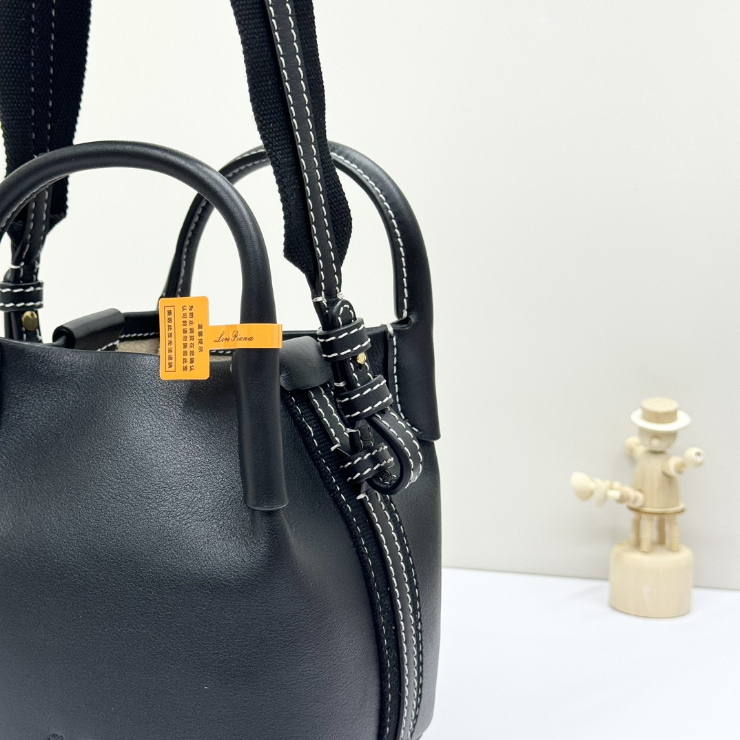 L0r0 P1ana Micro Bale bag Smooth Calfskin 23 x 16 x 14 cm