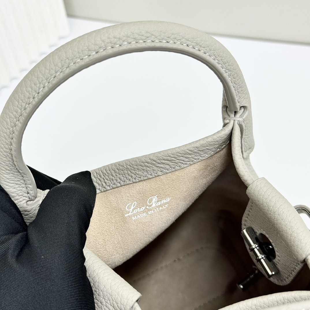 L0r0 P1ana Micro Bale bag Grained Calfskin 23 x 16 x 14 cm