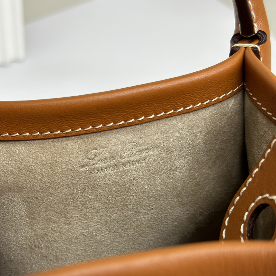 L0r0 P1ana Micro Bale bag Smooth Calfskin 23 x 16 x 14 cm