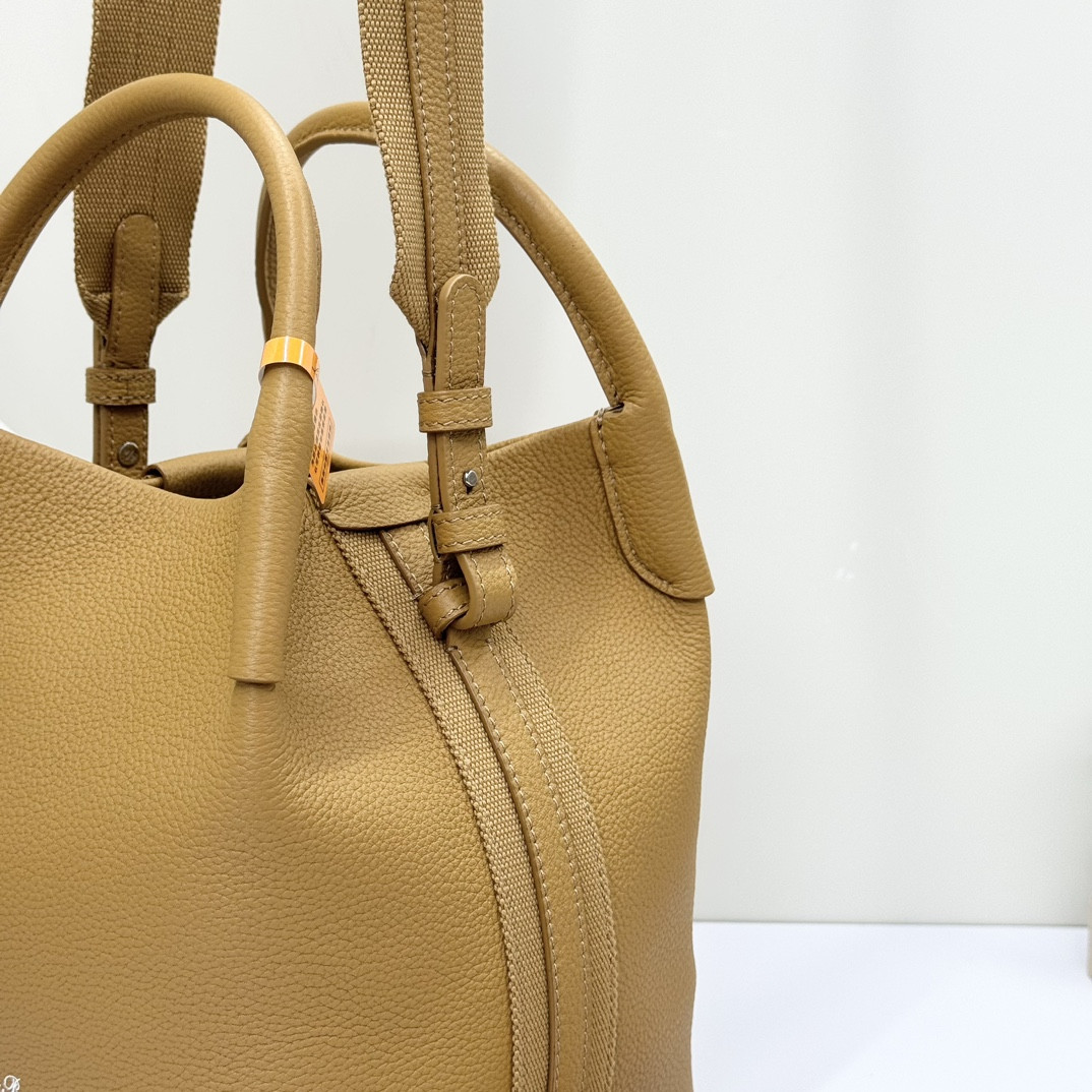L0r0 P1ana Small Bale Bag Grained Calfskin 17 x 17 x 21 cm