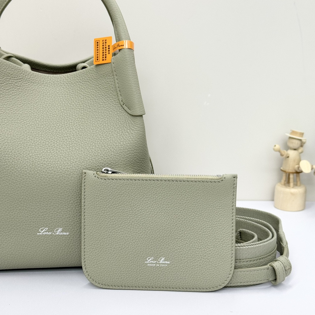 L0r0 P1ana Small Bale Bag Grained Calfskin 17 x 17 x 21 cm