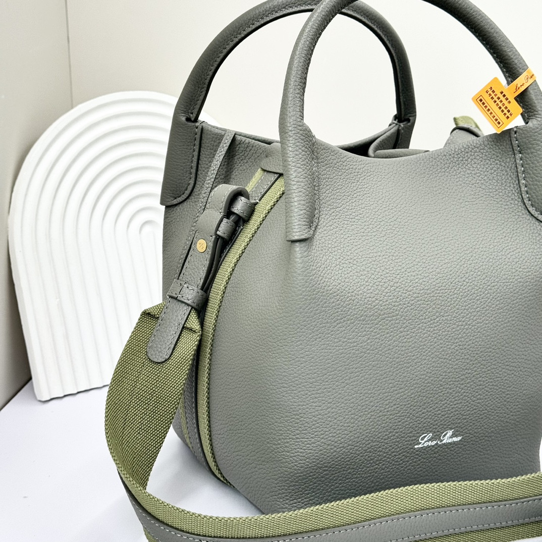 L0r0 P1ana Small Bale Bag Grained Calfskin 17 x 17 x 21 cm