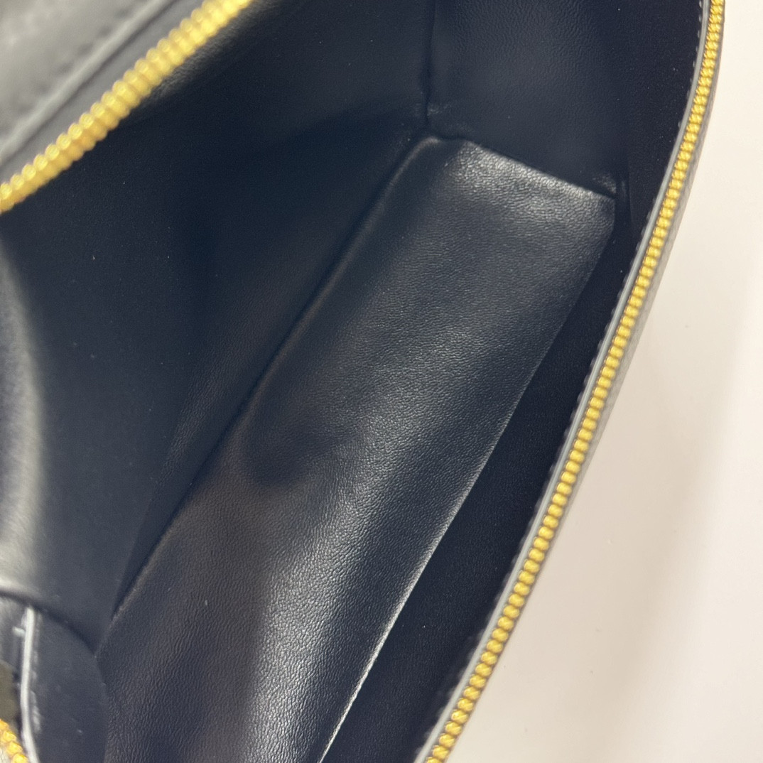 L0r0 P1ana Extra Pocket backpack L23.5 Grained Calfskin 23 x 21 x 8 cm