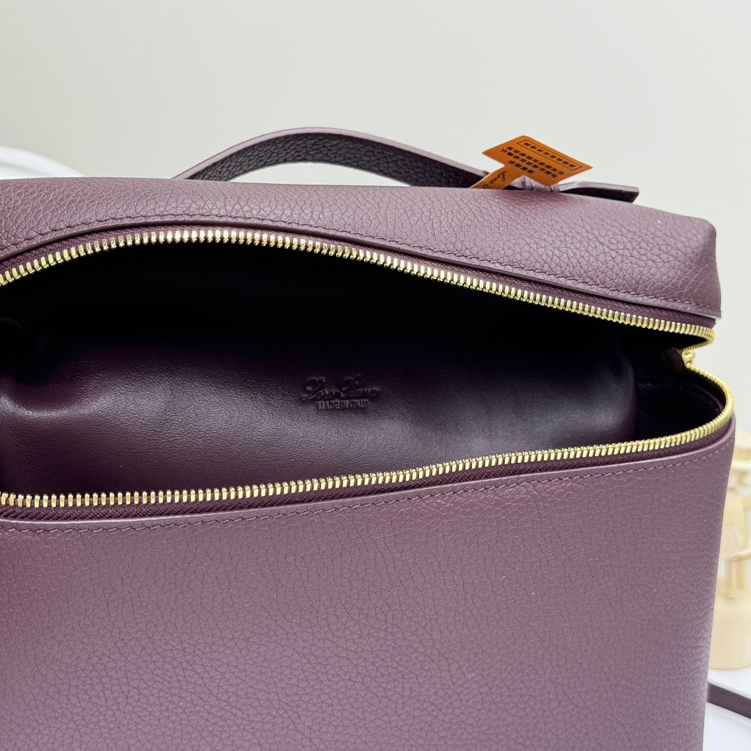 L0r0 P1ana Extra Pocket backpack L23.5 Grained Calfskin 23 x 21 x 8 cm