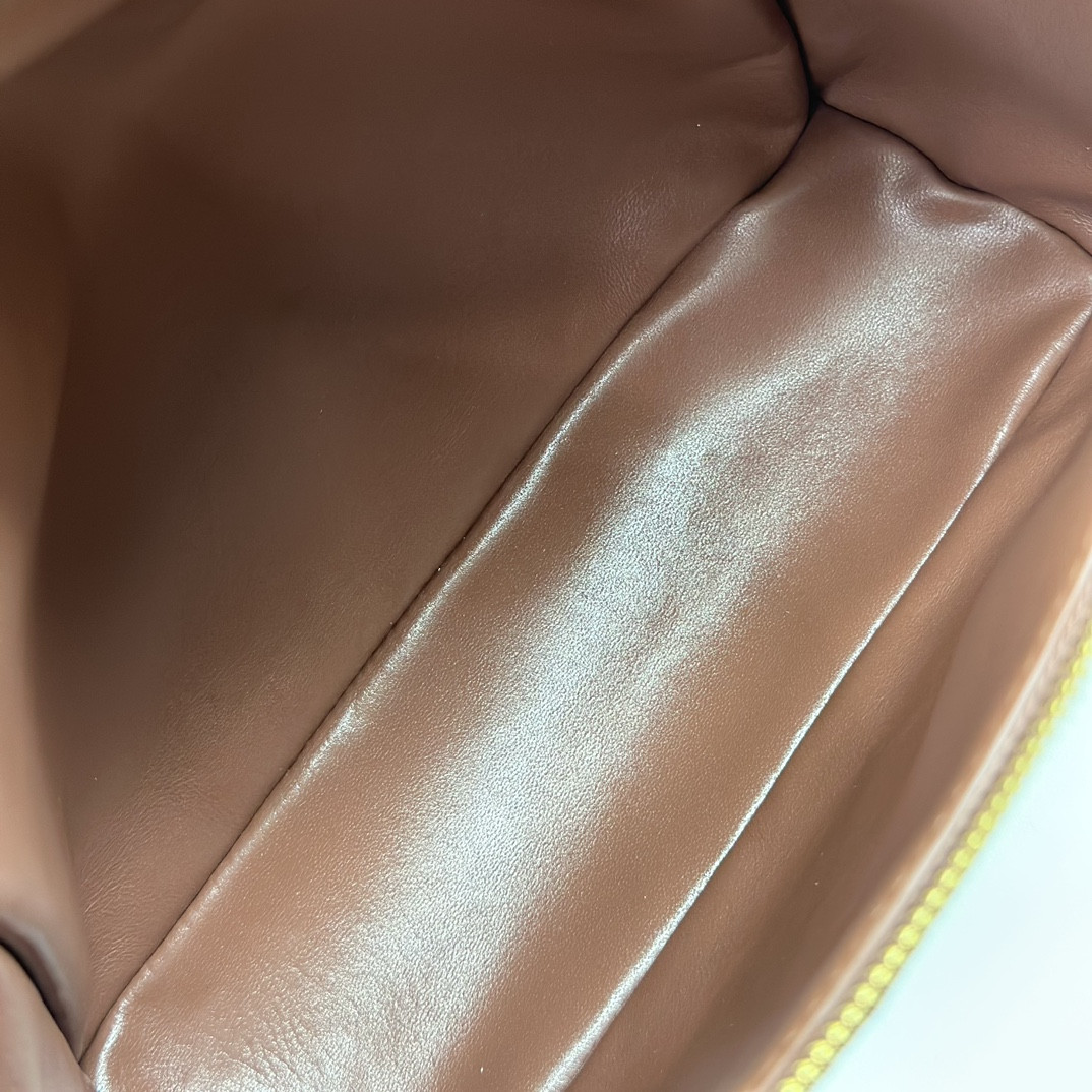 L0r0 P1ana Extra Pocket backpack L23.5 Ostrich-grained Leather 23 x 21 x 8 cm