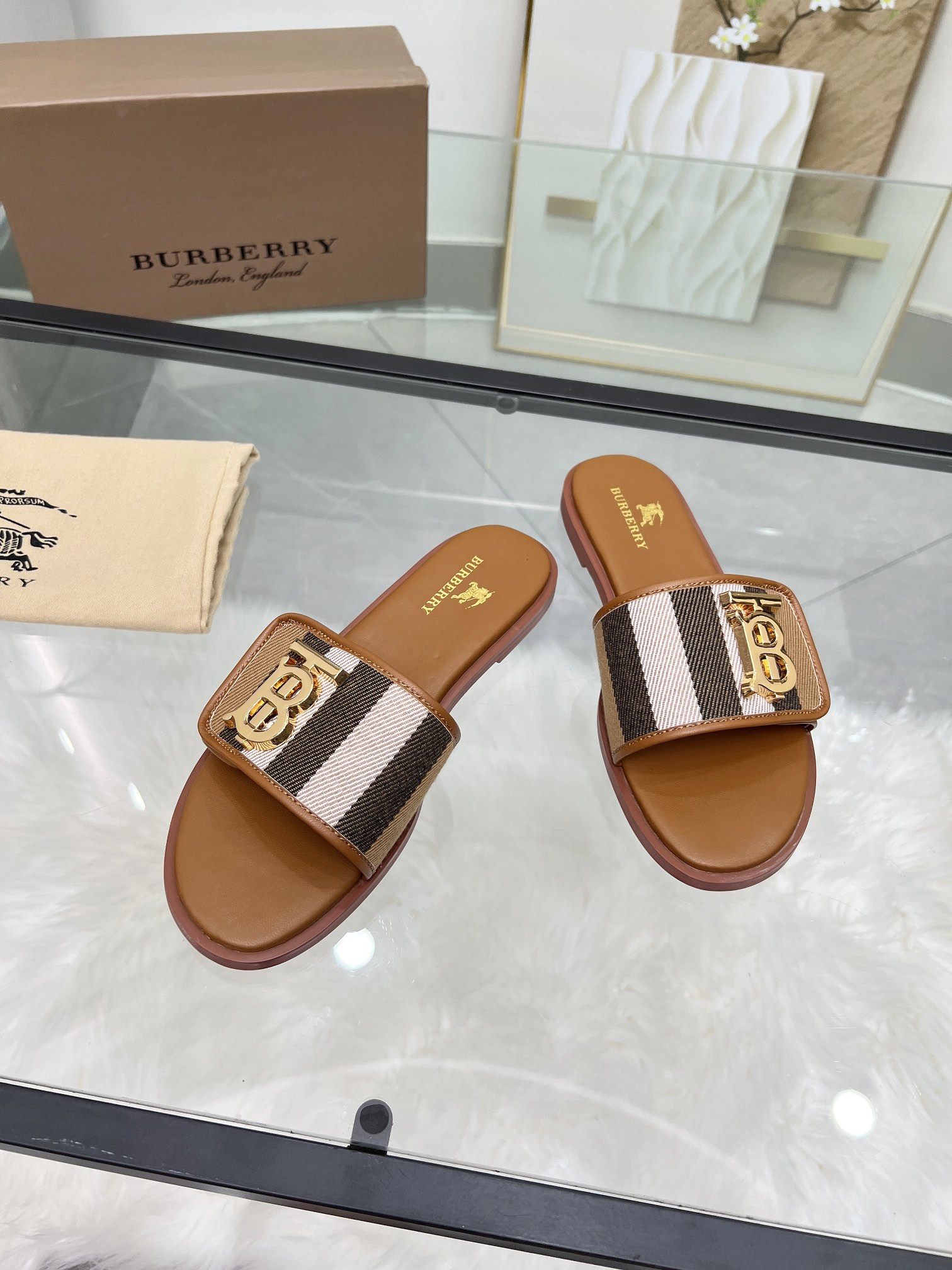 UA Bv*b*rry Slides